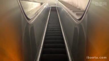 低角度拍摄的空扶梯在地下与台阶向上移动